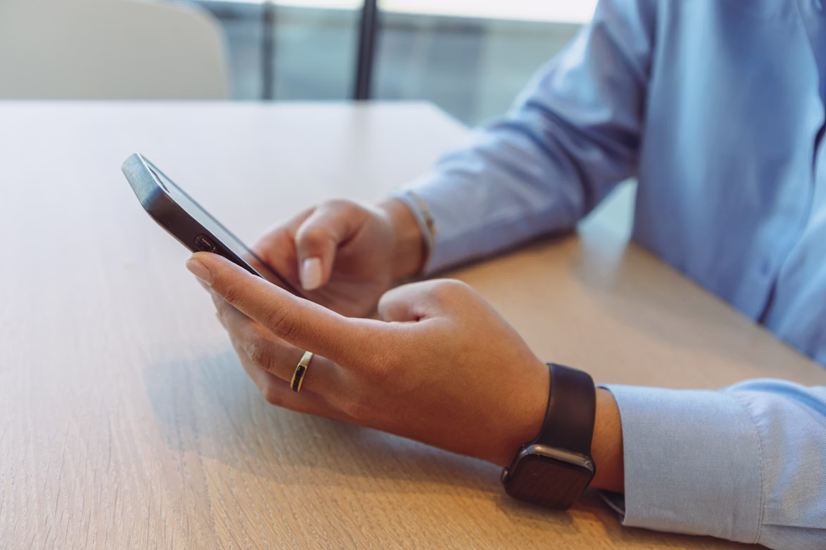 Pequeno empresário conferindo um pagamento pelo celular